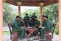 Gần gũi, động viên chiến sĩ mới tích cực luyện rèn